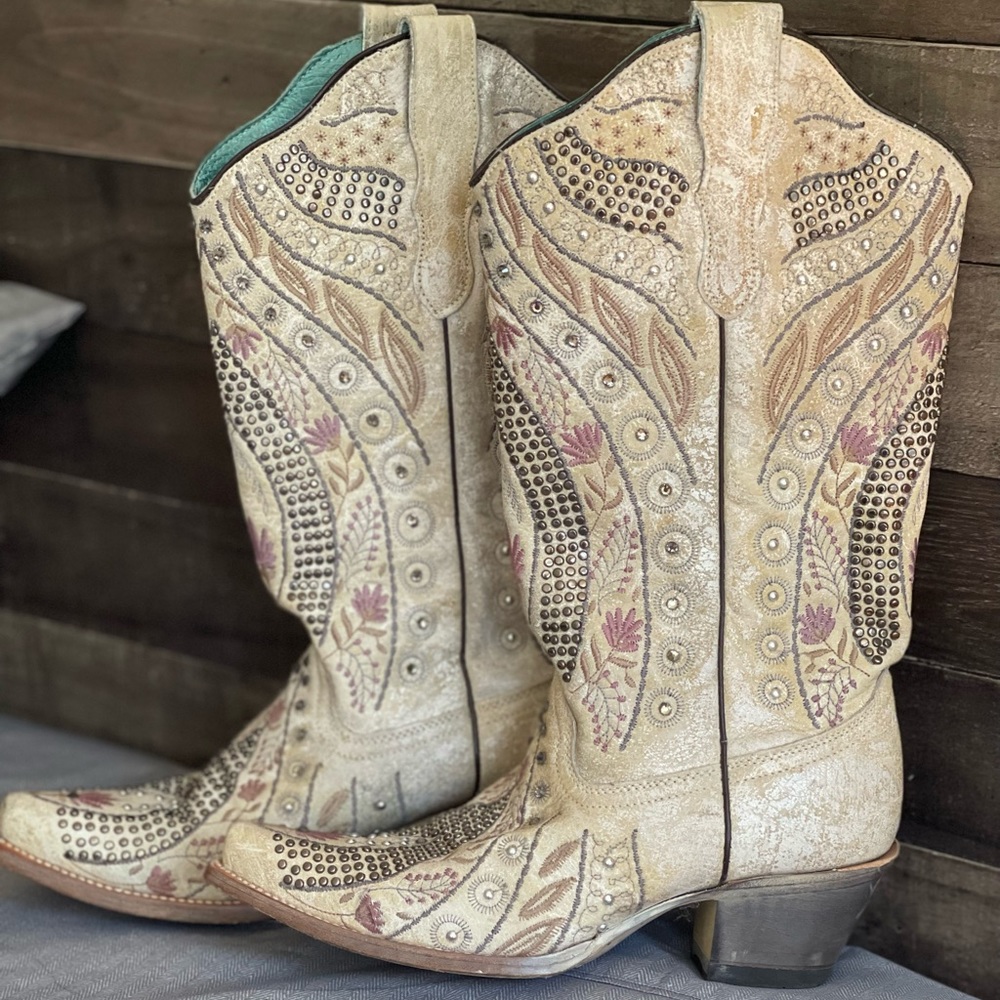 Corral White Leather Studded Embriodered Snipe Toe Boots